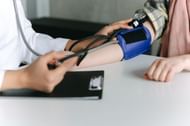 Drinking fluids and maintaining a healthy diet can help manage low blood pressure. (Image via Pexels/Thirdman)